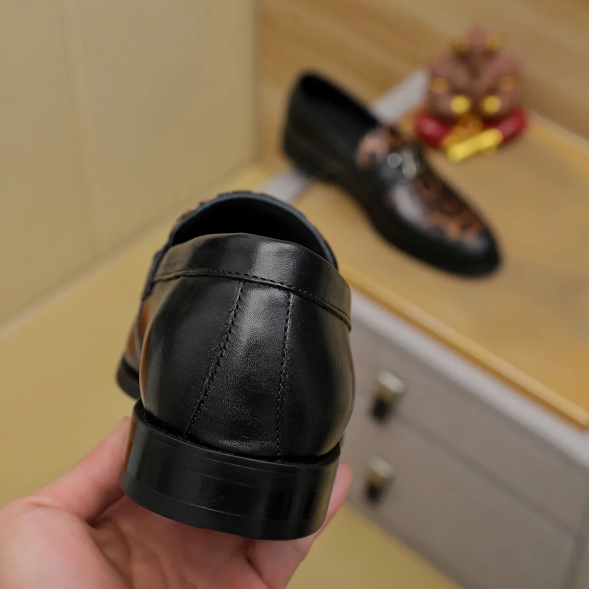 Men's shoes 💰 460 💰 Louis Vuitton LV ® 🆕 model 🔛Full shoe counter, first layer cowhide, 🐂leather lined casual shoes for men, super soft outsole, essential for driving. Counter synchronization, original first layer cowhide, completely 1:1 mold customization🌹top version, color optional! Number: 39-44 (customized at 38.45)